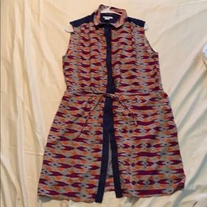 This is a patterned, collared button down dress